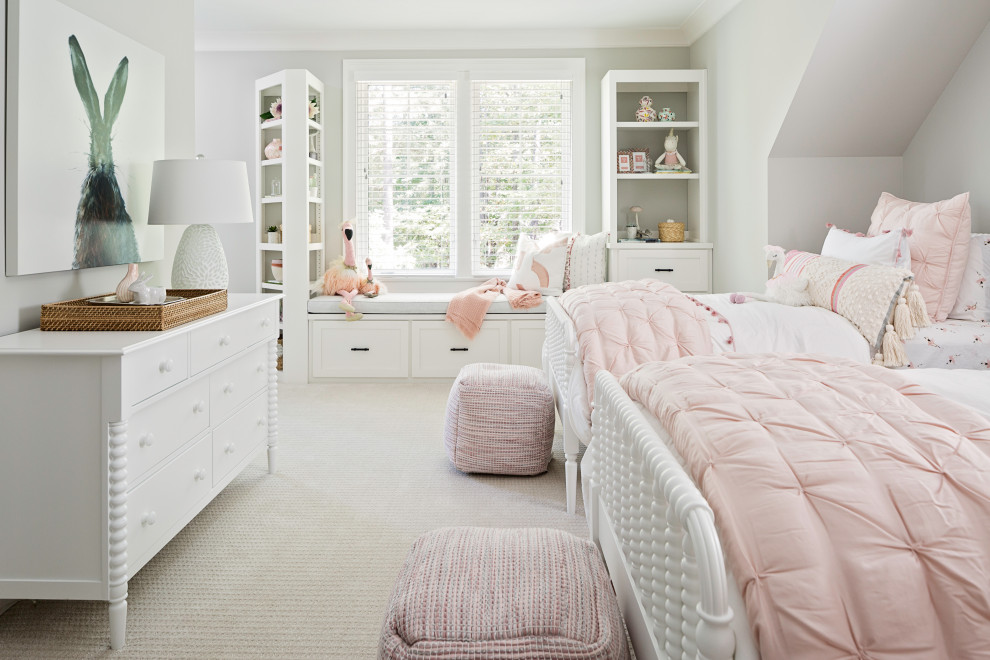 Imagen de dormitorio infantil clásico renovado con paredes grises, moqueta y suelo gris