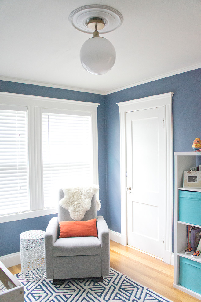 Inspiration för ett mellanstort eklektiskt könsneutralt småbarnsrum kombinerat med sovrum, med blå väggar och mellanmörkt trägolv