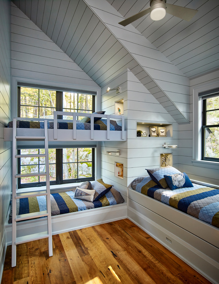 Country Jungszimmer mit Schlafplatz, weißer Wandfarbe, braunem Holzboden und braunem Boden in Toronto