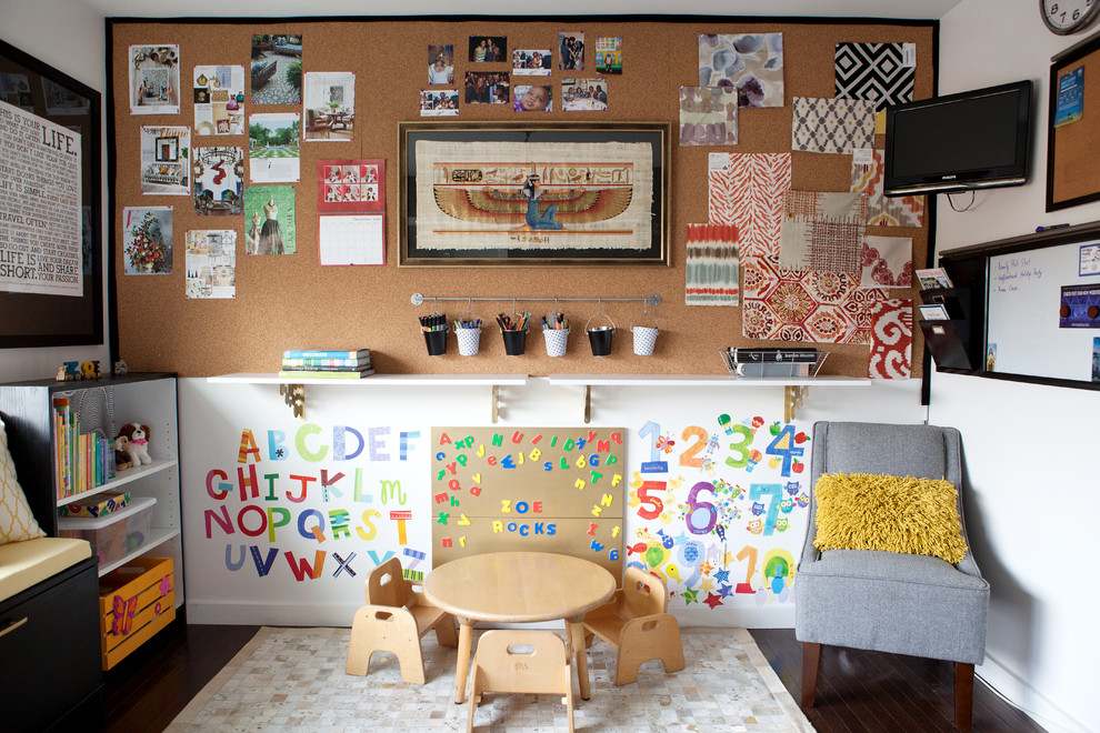 Idée de décoration pour une chambre d'enfant tradition de taille moyenne avec un mur multicolore et un sol en bois brun.