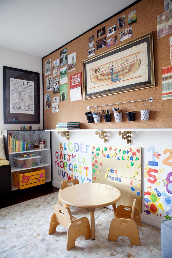 Foto di una cameretta per bambini classica di medie dimensioni con pareti multicolore e pavimento in legno massello medio