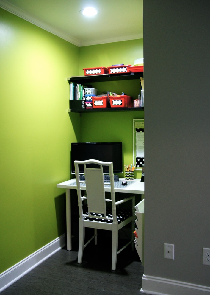 Cette image montre une chambre neutre design avec un bureau, un mur vert et un sol en liège.