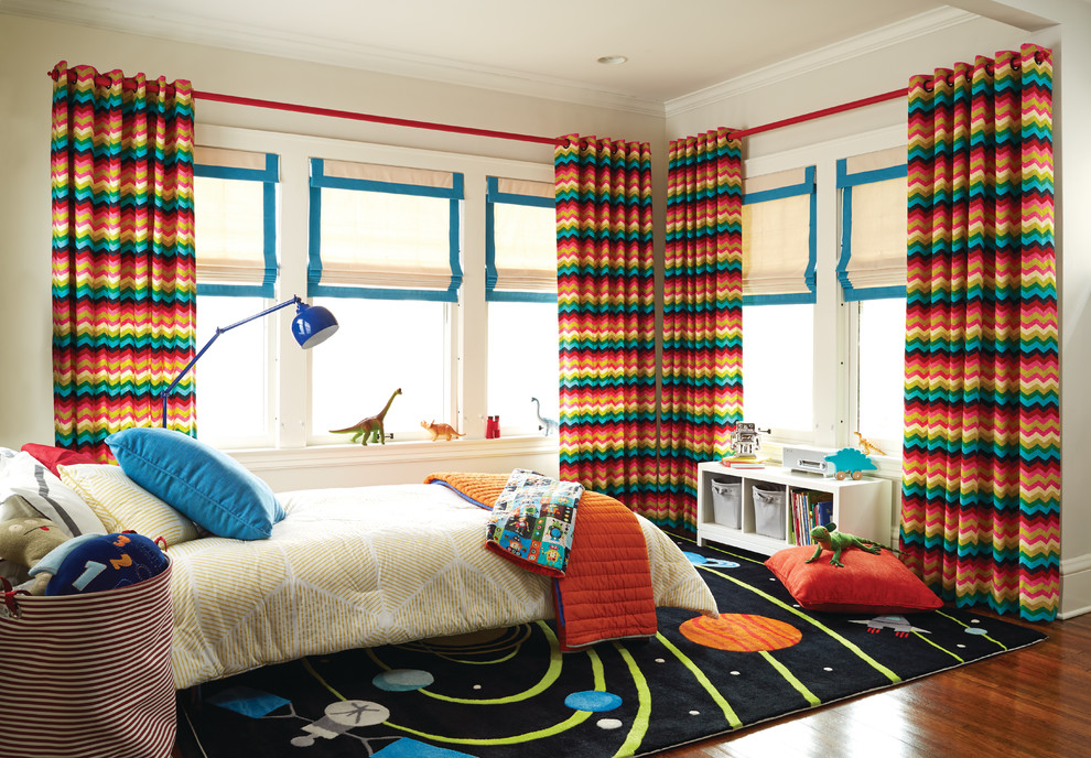 Diseño de dormitorio infantil clásico renovado de tamaño medio con paredes beige, suelo de madera oscura y suelo marrón