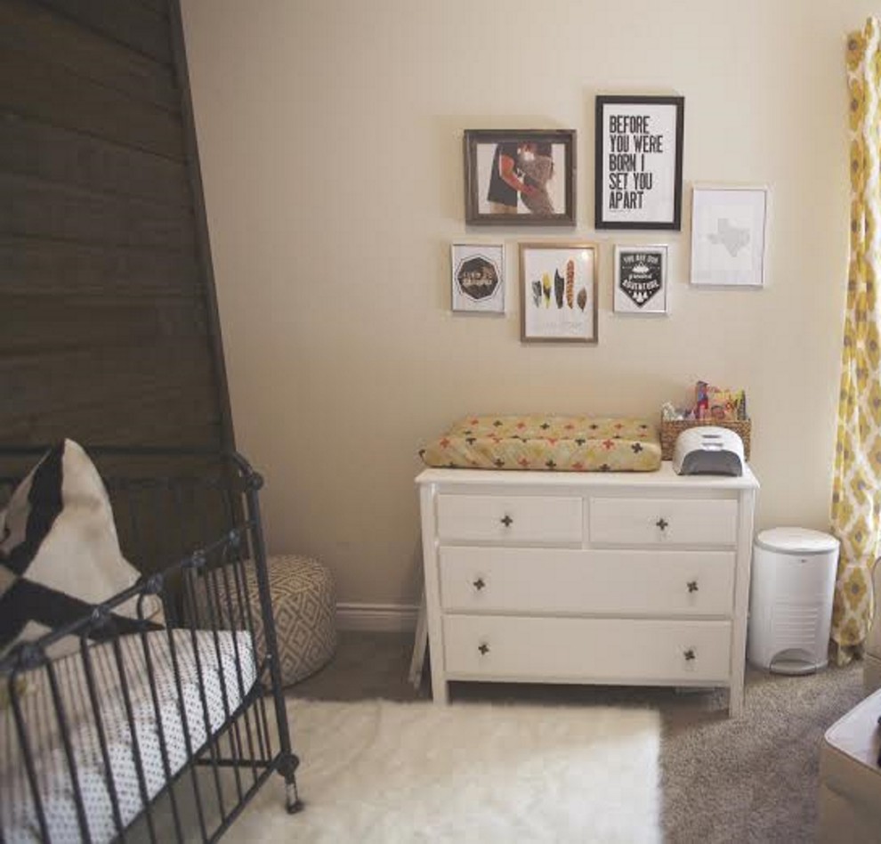 Réalisation d'une petite chambre de bébé garçon chalet avec un mur beige et moquette.