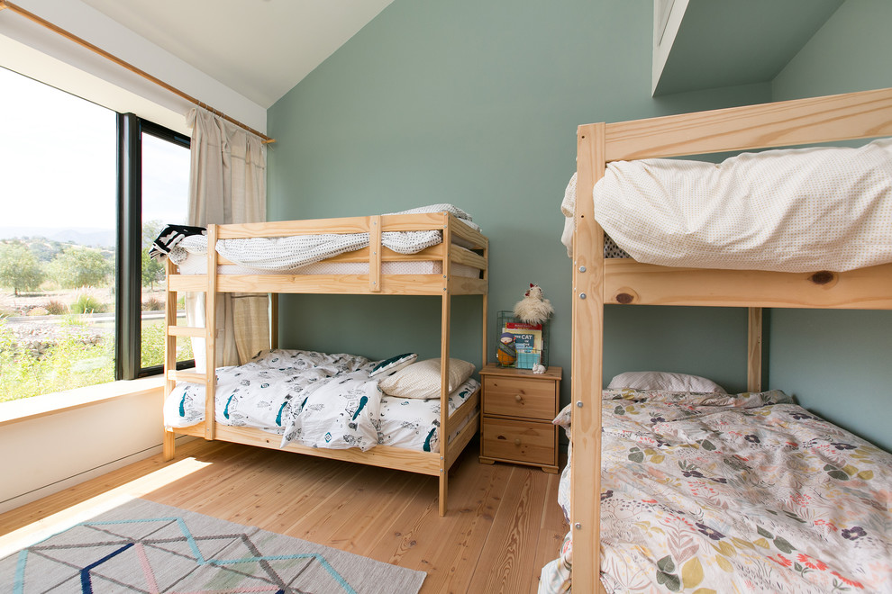Neutrales Country Kinderzimmer mit Schlafplatz, grüner Wandfarbe, braunem Holzboden und braunem Boden in Los Angeles