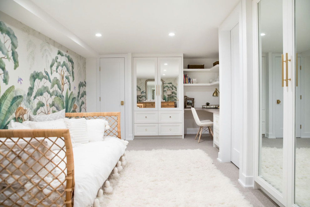 Mittelgroßes Maritimes Mädchenzimmer mit Spielecke, weißer Wandfarbe, Teppichboden und Tapetenwänden in Sonstige