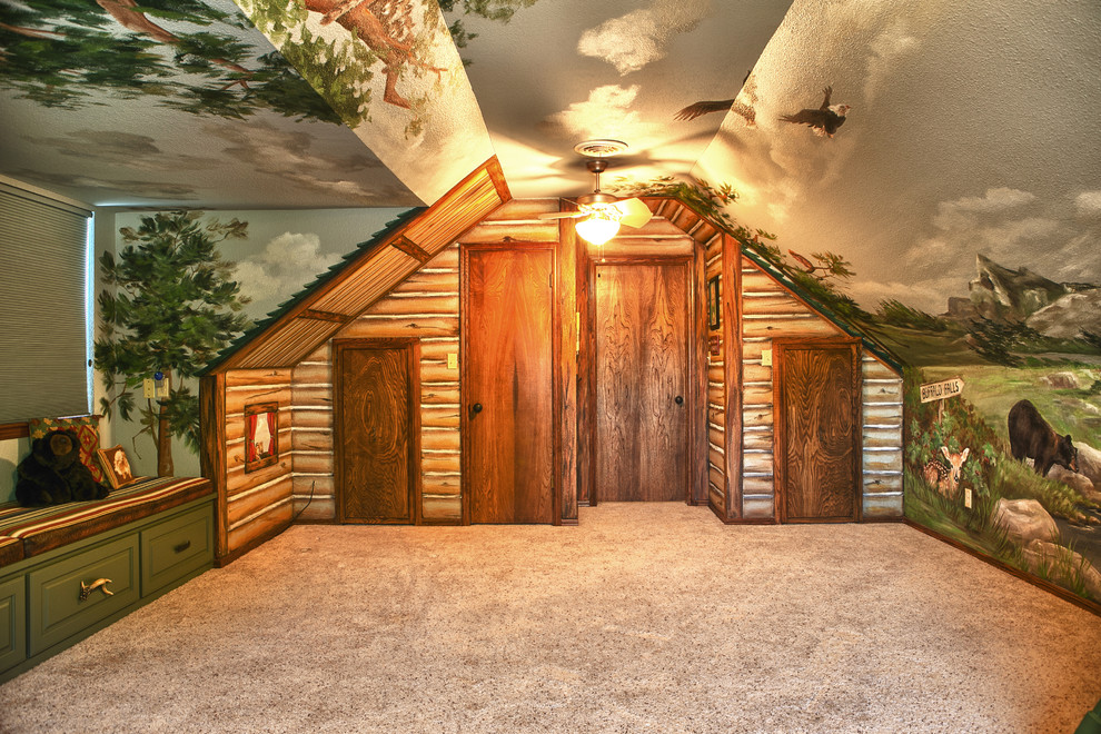 Inspiration för ett stort rustikt könsneutralt barnrum kombinerat med lekrum och för 4-10-åringar, med gröna väggar, heltäckningsmatta och beiget golv