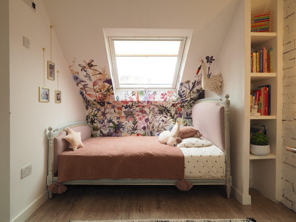 Cette image montre une chambre d'enfant de 4 à 10 ans design de taille moyenne avec un mur multicolore, sol en stratifié et un sol beige.