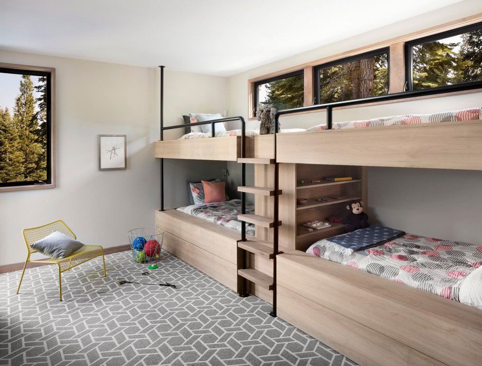 Идея дизайна: большая нейтральная детская в современном стиле с спальным местом, серыми стенами и ковровым покрытием для ребенка от 4 до 10 лет, двоих детей