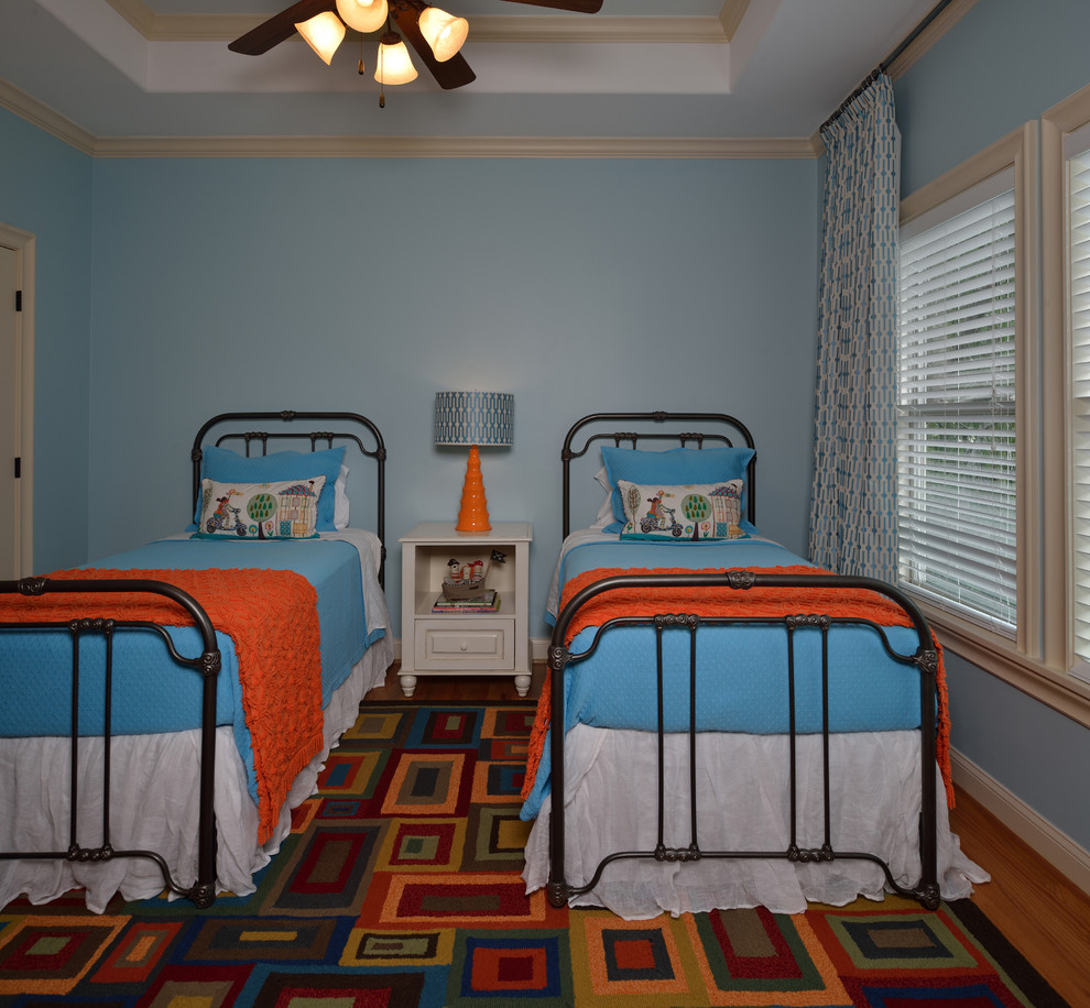 Ejemplo de dormitorio infantil de 4 a 10 años clásico de tamaño medio con paredes azules y suelo de madera en tonos medios