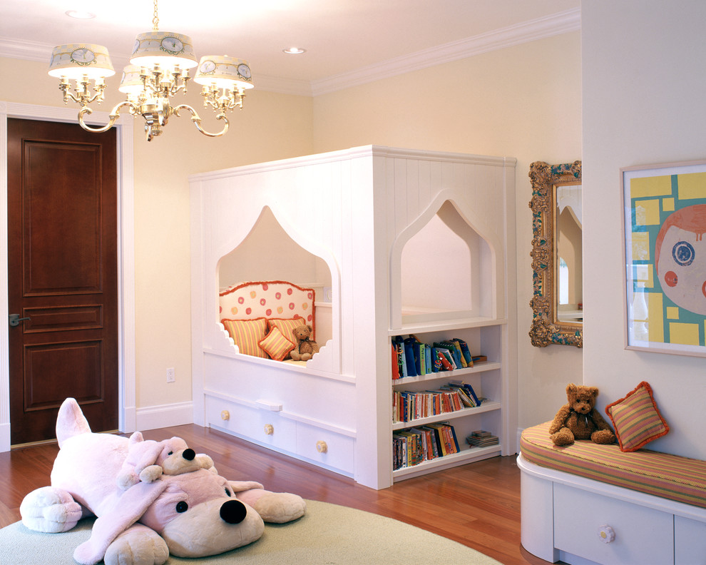 Inredning av ett klassiskt barnrum kombinerat med sovrum, med gula väggar och mellanmörkt trägolv
