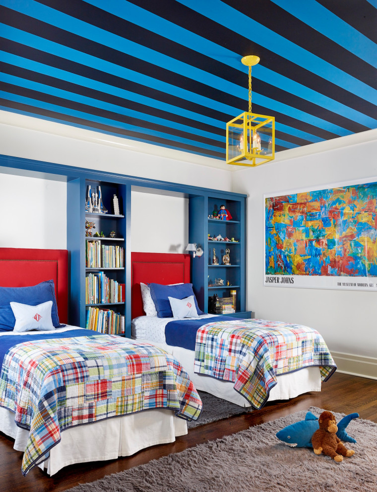 Foto de dormitorio infantil clásico renovado grande con paredes blancas, suelo de madera oscura, suelo marrón y papel pintado