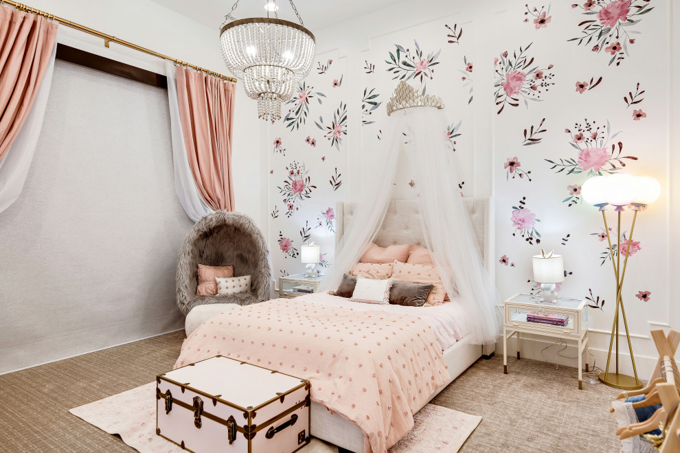 Idée de décoration pour une chambre d'enfant de 4 à 10 ans avec un mur multicolore, moquette et un sol beige.