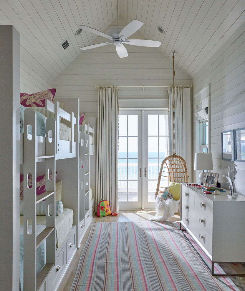 Inspiration för maritima barnrum kombinerat med sovrum, med vita väggar, ljust trägolv och beiget golv