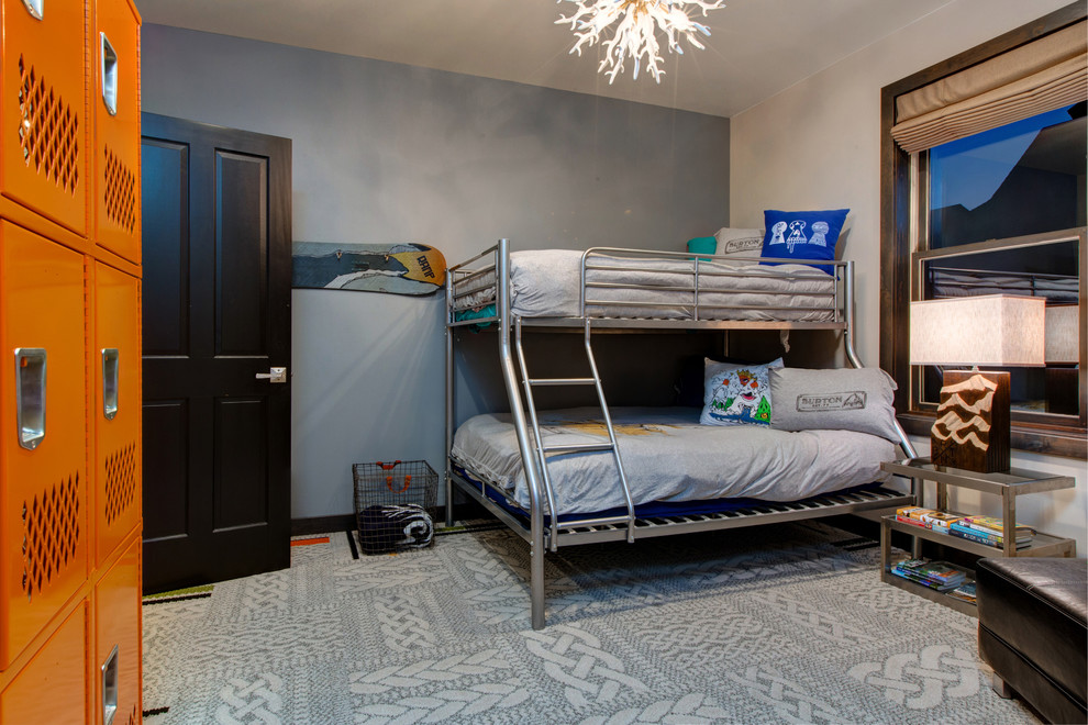 Idéer för att renovera ett mellanstort rustikt könsneutralt barnrum kombinerat med sovrum och för 4-10-åringar, med flerfärgade väggar, heltäckningsmatta och grått golv
