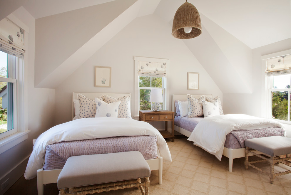 Exempel på ett lantligt flickrum kombinerat med sovrum, med vita väggar