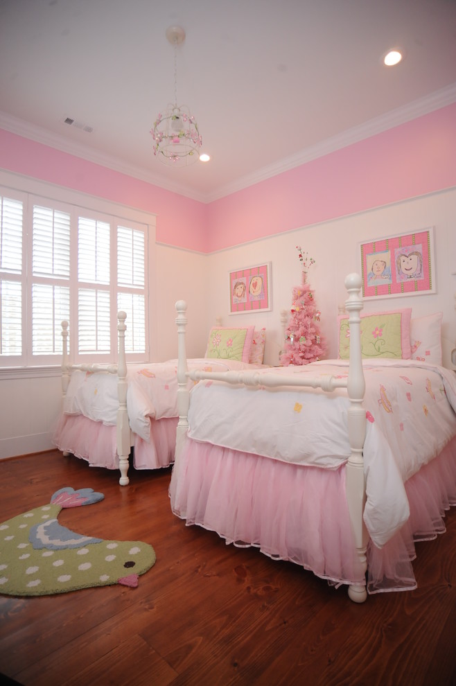 Inspiration pour une chambre d'enfant de 1 à 3 ans traditionnelle de taille moyenne avec un sol en bois brun et un mur multicolore.