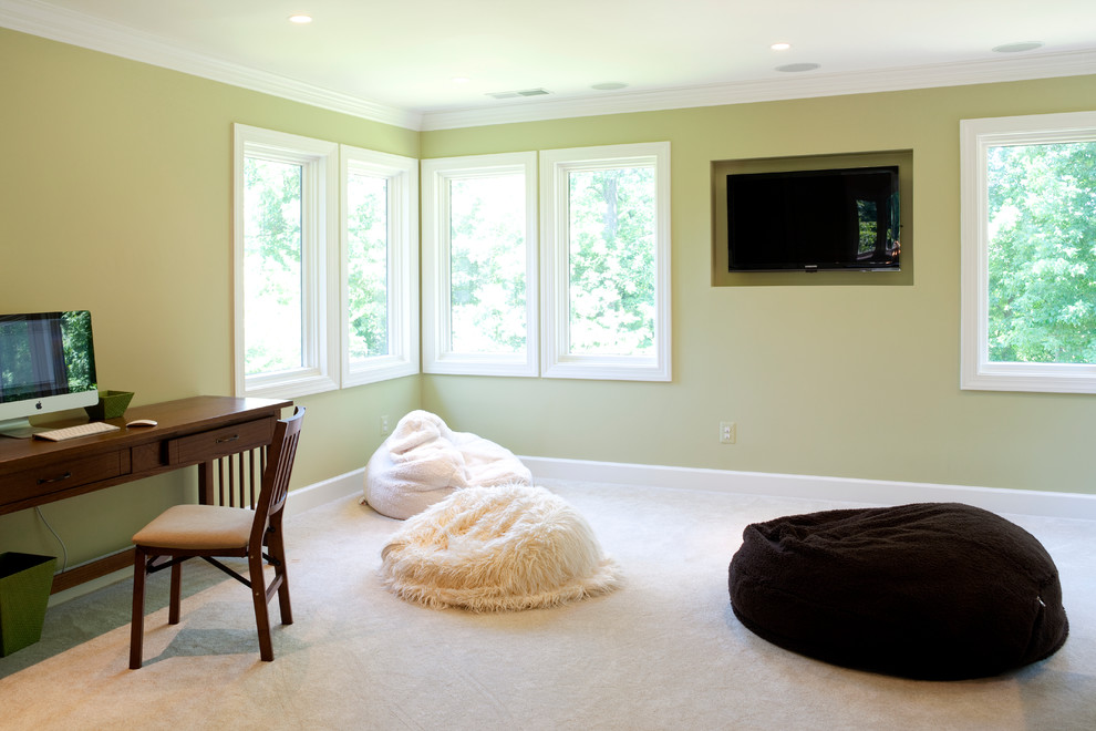 Foto de dormitorio infantil clásico renovado de tamaño medio con paredes verdes, moqueta y suelo beige