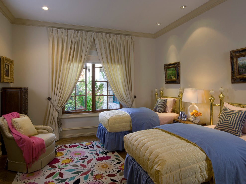 Mediterranes Mädchenzimmer mit Schlafplatz und weißer Wandfarbe in Los Angeles