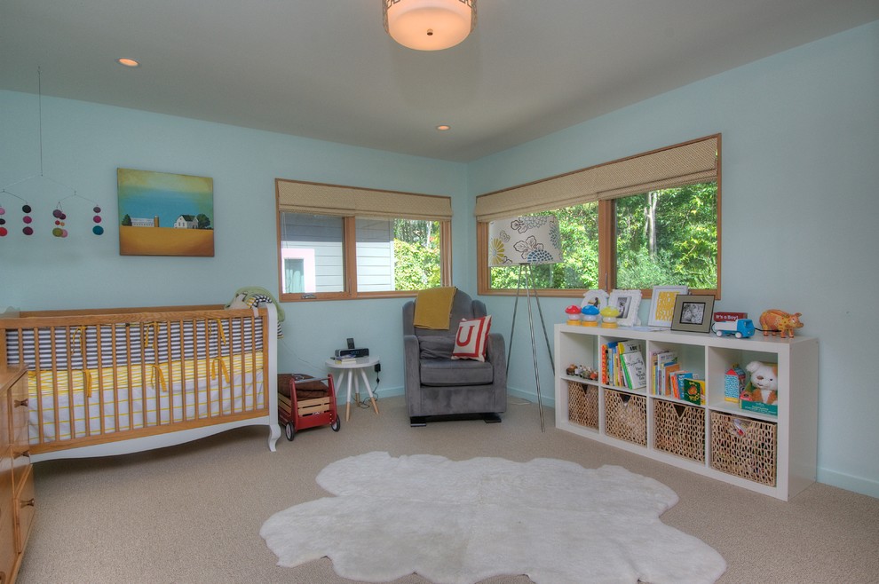 Immagine di una cameretta per bambini moderna con pareti blu