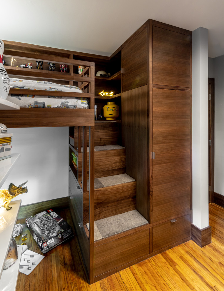 Idéer för att renovera ett mellanstort funkis pojkrum kombinerat med sovrum och för 4-10-åringar, med vita väggar, mellanmörkt trägolv och brunt golv