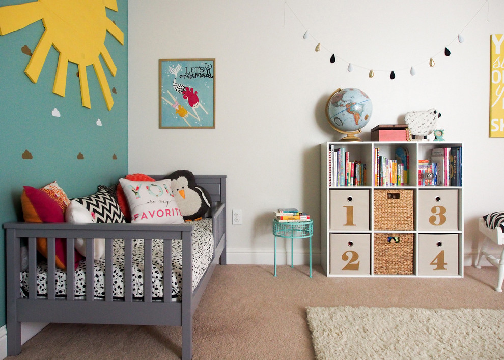 Идея дизайна: детская в стиле неоклассика (современная классика) с спальным местом, белыми стенами и ковровым покрытием для ребенка от 4 до 10 лет, девочки