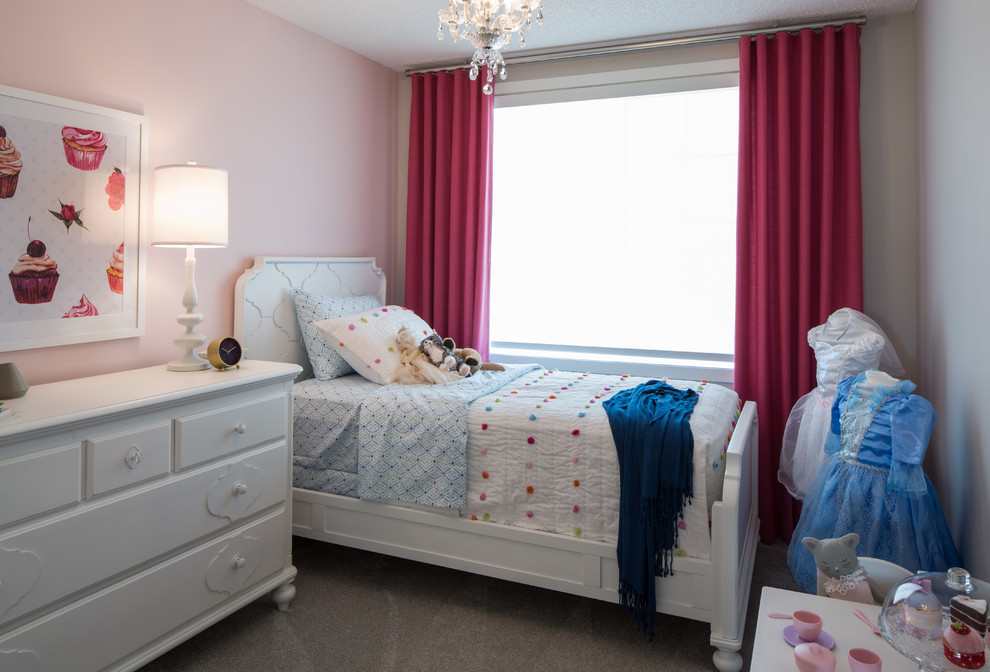Klassisk inredning av ett litet flickrum kombinerat med sovrum, med rosa väggar och heltäckningsmatta