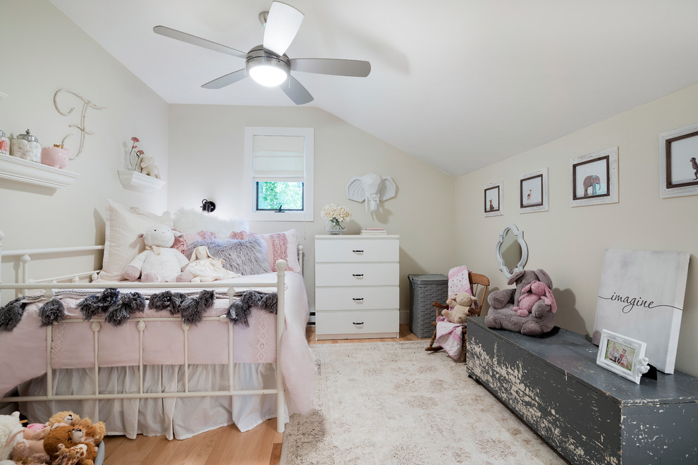 Exempel på ett mellanstort lantligt flickrum kombinerat med sovrum och för 4-10-åringar, med grå väggar, ljust trägolv och brunt golv