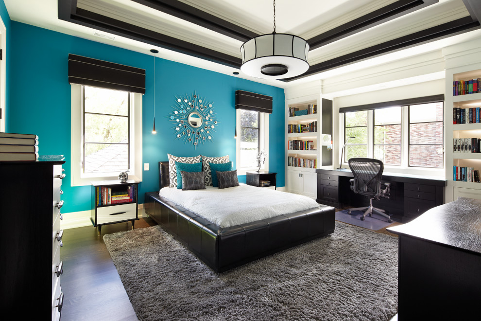 Inredning av ett klassiskt stort könsneutralt tonårsrum kombinerat med sovrum, med blå väggar och mörkt trägolv