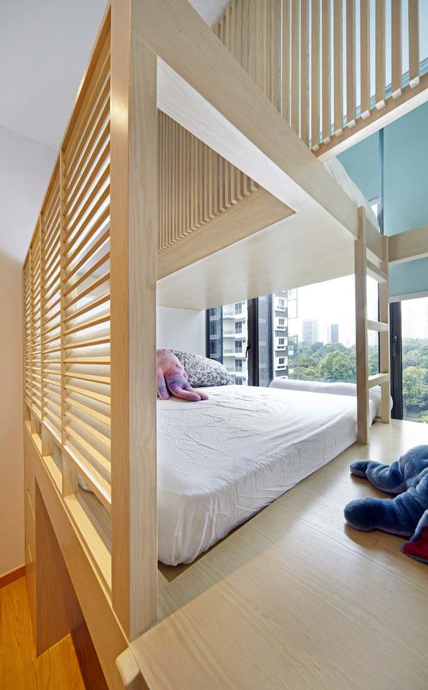 Exempel på ett modernt barnrum kombinerat med sovrum, med vita väggar, ljust trägolv och beiget golv