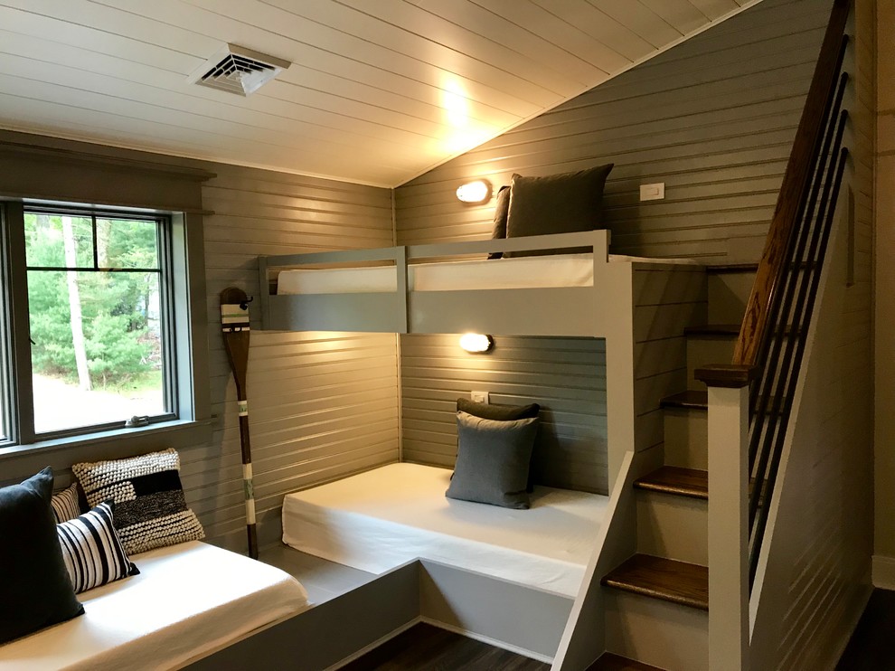 Cette image montre une petite chambre d'enfant de 4 à 10 ans rustique avec un mur gris, parquet foncé et un sol marron.