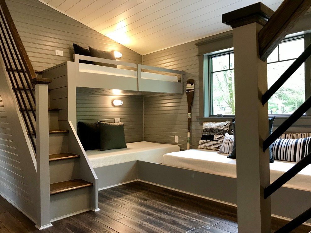 Cette photo montre une petite chambre d'enfant de 4 à 10 ans nature avec un mur gris, parquet foncé et un sol marron.
