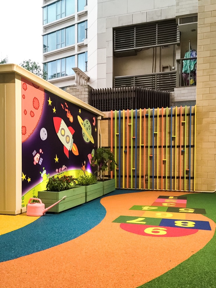 Идея дизайна: маленькая нейтральная детская в современном стиле с рабочим местом, разноцветными стенами, полом из винила и разноцветным полом для на участке и в саду, ребенка от 4 до 10 лет
