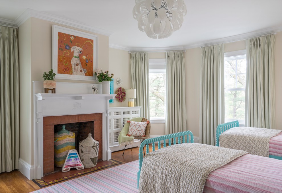 Idéer för mellanstora eklektiska flickrum kombinerat med sovrum och för 4-10-åringar, med vita väggar, mellanmörkt trägolv och flerfärgat golv