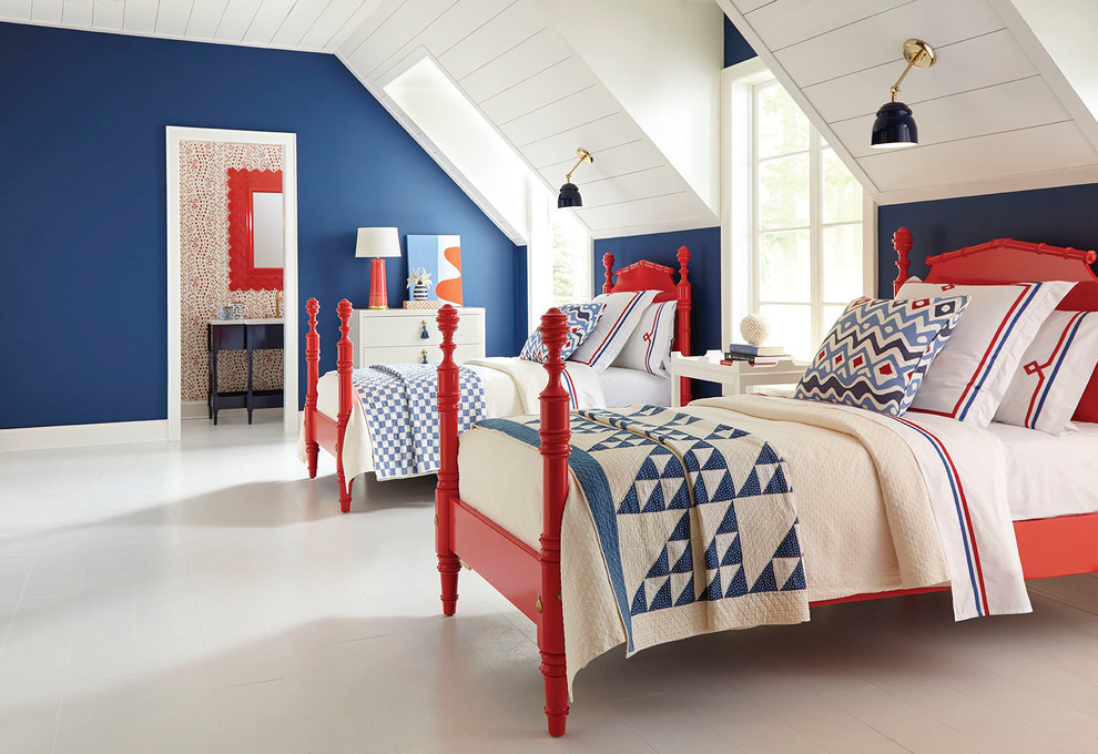 Foto de dormitorio infantil clásico con paredes azules, suelo de madera pintada y suelo blanco