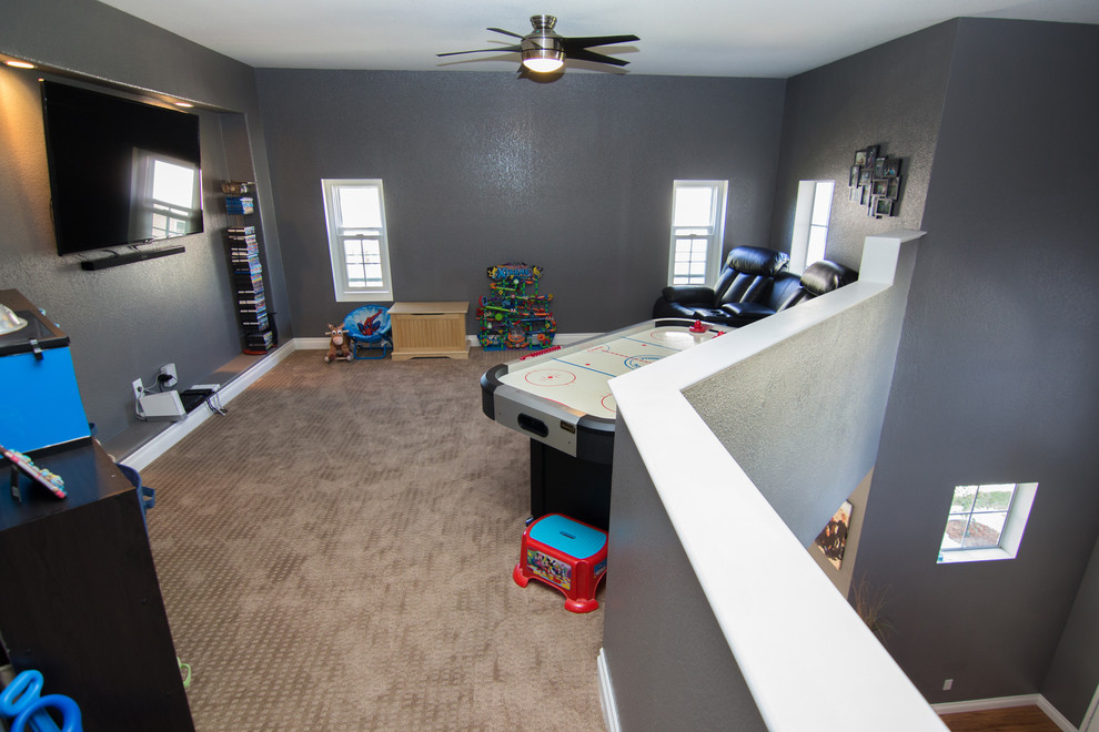 Exemple d'une chambre d'enfant chic de taille moyenne avec un mur gris et moquette.