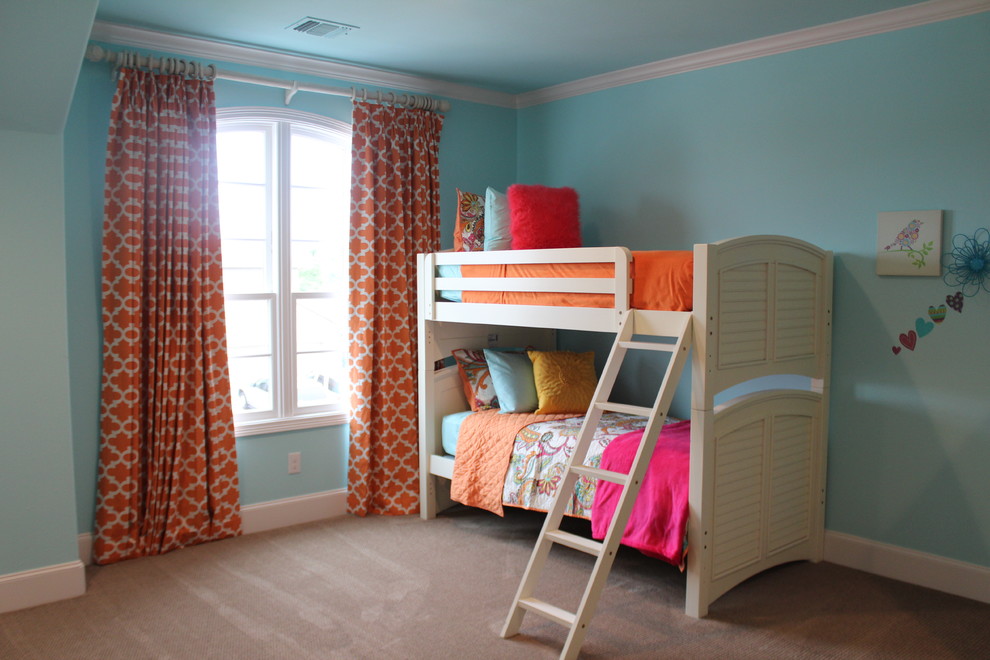 Ejemplo de dormitorio infantil de 4 a 10 años clásico renovado de tamaño medio con paredes azules, moqueta y suelo marrón