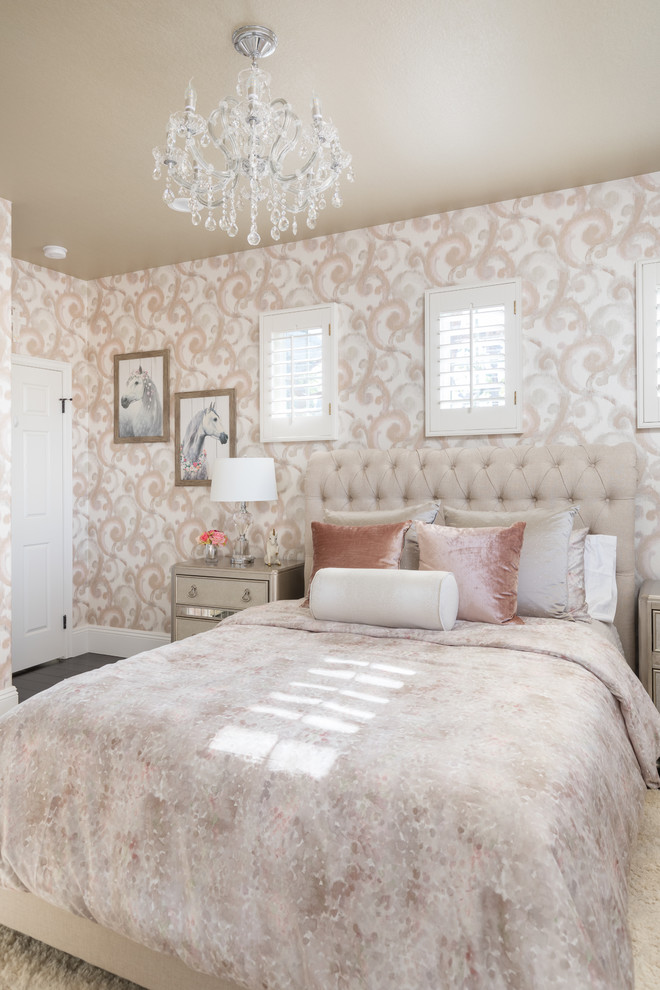 На фото: детская среднего размера в современном стиле с спальным местом и розовыми стенами для подростка, девочки с