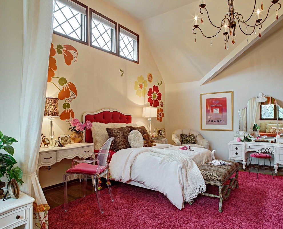 Cette photo montre une chambre d'enfant éclectique avec un mur beige et parquet foncé.