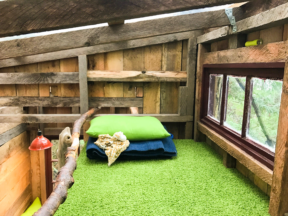Cette image montre une petite chambre d'enfant de 4 à 10 ans chalet avec un mur marron, parquet peint et un sol bleu.