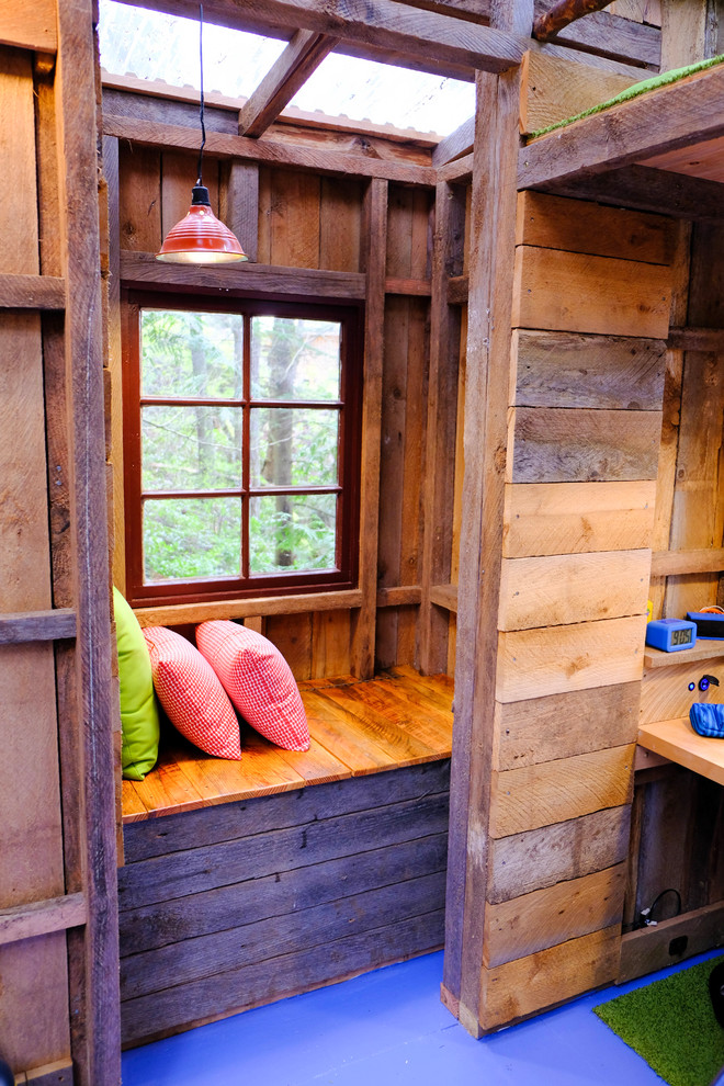 Ejemplo de dormitorio infantil de 4 a 10 años rural pequeño con paredes marrones, suelo de madera pintada y suelo azul