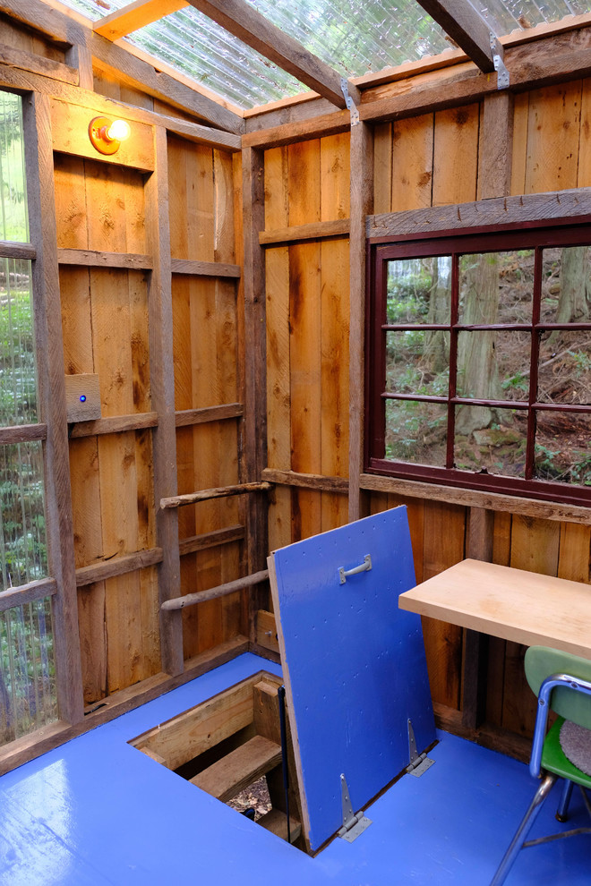 Imagen de dormitorio infantil de 4 a 10 años rural pequeño con paredes marrones, suelo de madera pintada y suelo azul