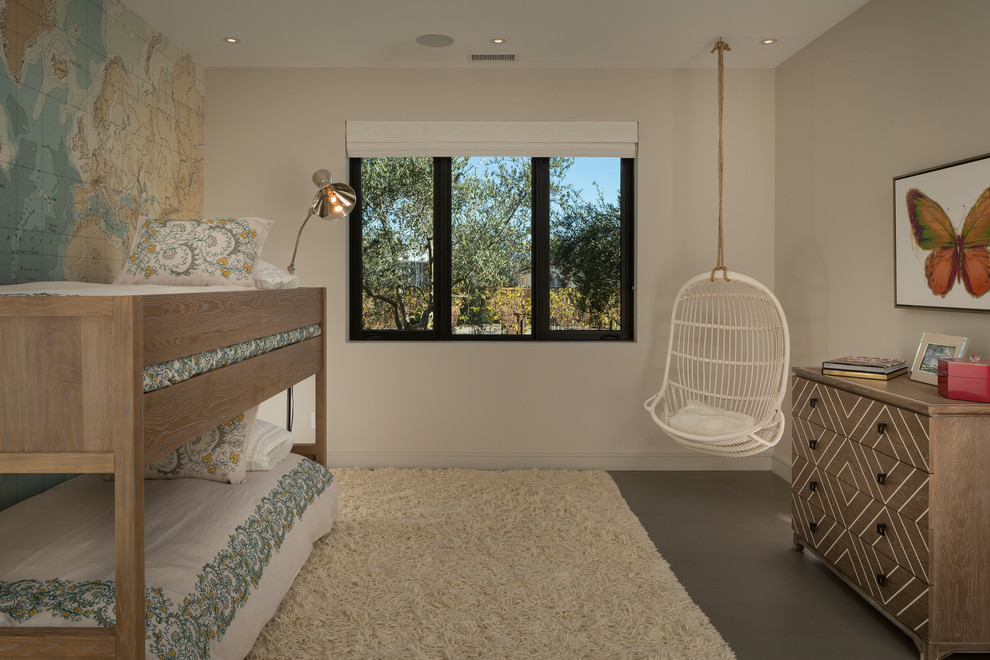 Inspiration pour une très grande chambre d'enfant de 4 à 10 ans design avec un mur blanc, un sol gris, sol en béton ciré et un lit superposé.