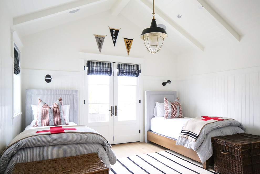 Inspiration för maritima könsneutrala barnrum kombinerat med sovrum, med vita väggar, ljust trägolv och brunt golv