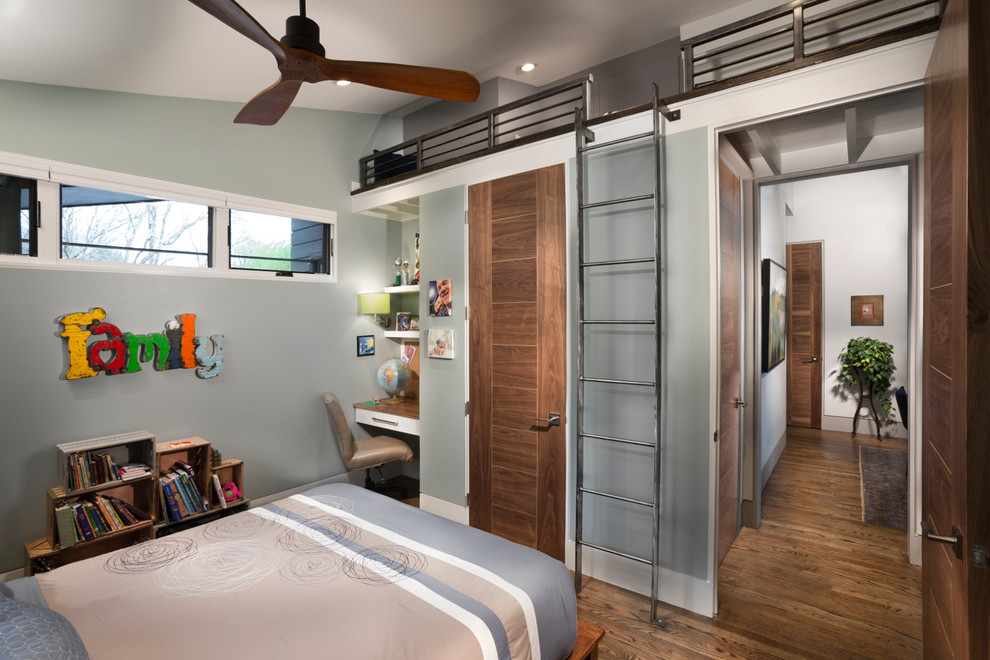 Exempel på ett mellanstort modernt pojkrum kombinerat med sovrum och för 4-10-åringar, med grå väggar, mellanmörkt trägolv och brunt golv
