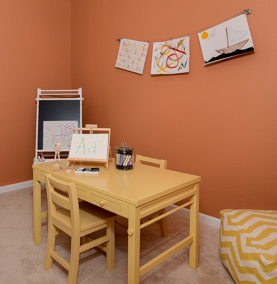 На фото: детская с игровой среднего размера в стиле фьюжн с оранжевыми стенами и ковровым покрытием с