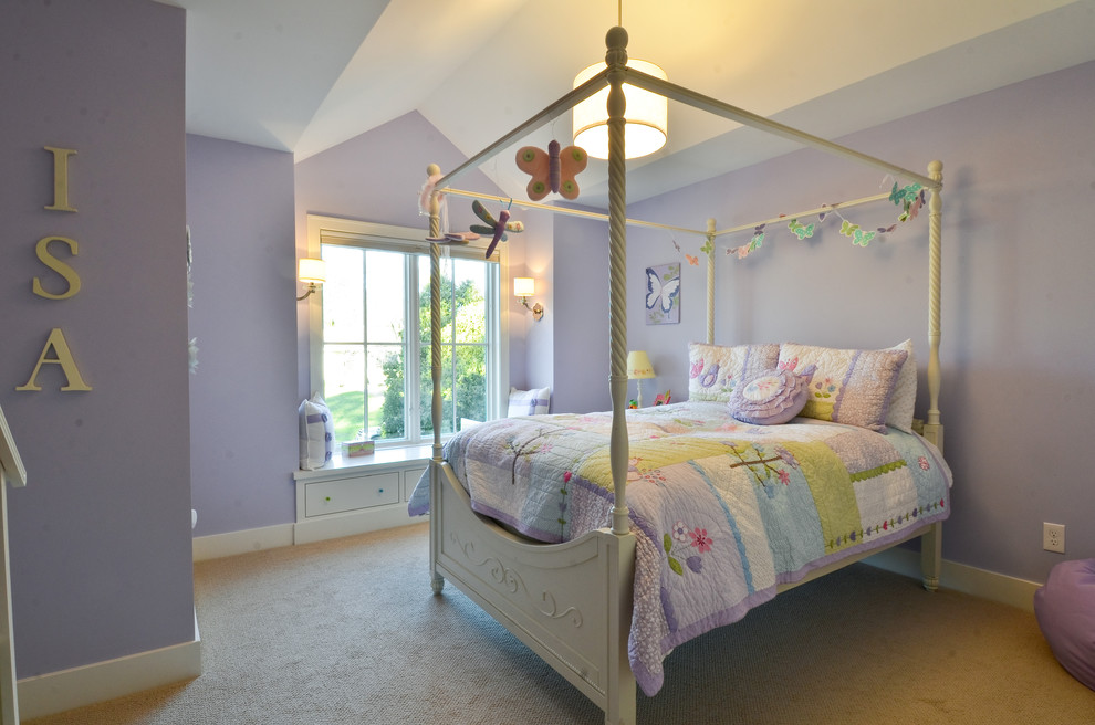 Foto på ett funkis barnrum, med lila väggar
