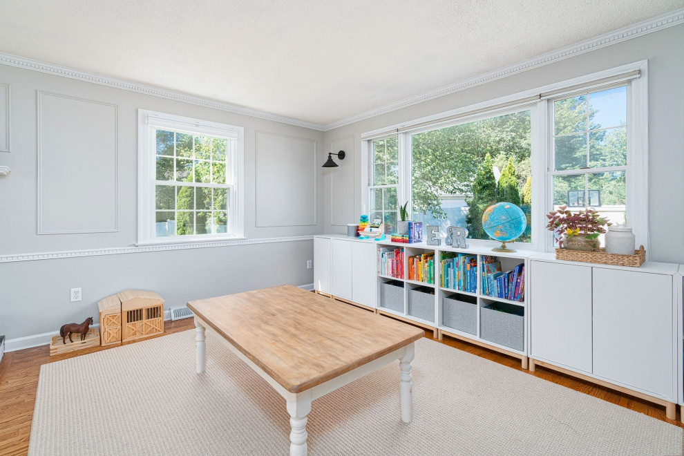 Foto de dormitorio infantil de 1 a 3 años de estilo de casa de campo de tamaño medio con paredes grises y suelo de madera en tonos medios
