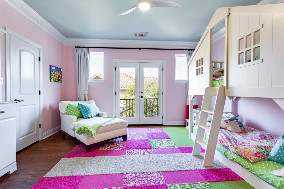 Пример оригинального дизайна: детская среднего размера в стиле неоклассика (современная классика) с спальным местом, розовыми стенами и темным паркетным полом для ребенка от 4 до 10 лет, девочки, двоих детей