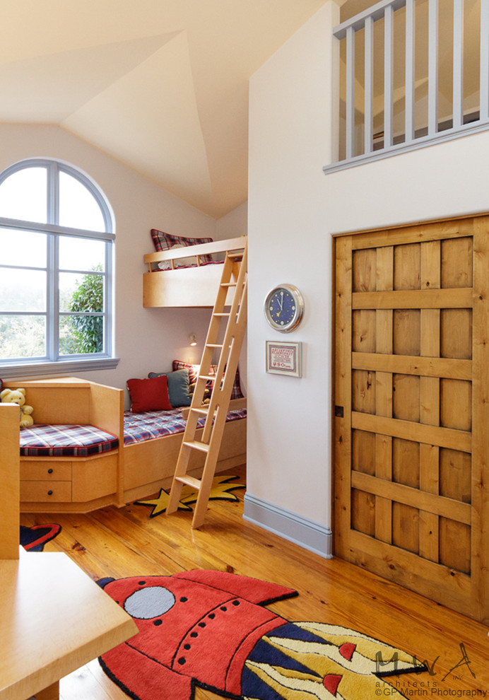 Foto på ett stort medelhavsstil pojkrum kombinerat med sovrum och för 4-10-åringar, med vita väggar och mellanmörkt trägolv